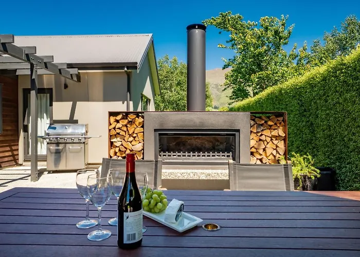 Modern Lake Haven - Wanaka Holiday Home