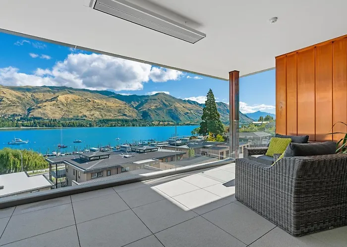 Luxurious Lakefront Penthouse
