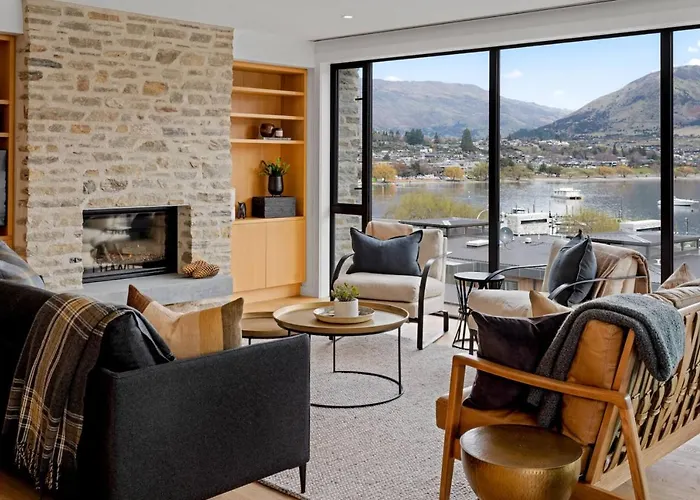 Genoa - Sleeps 6 - Lakefront Apartment