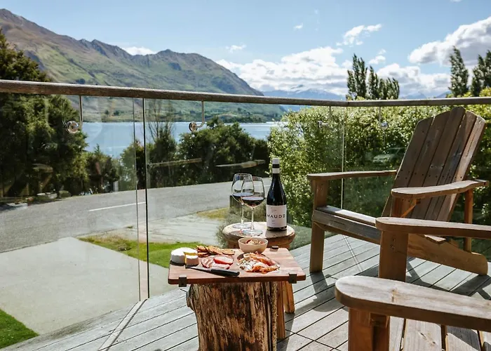 Lakeside Road - Sleeps 8 - Lake Views - Lake Front