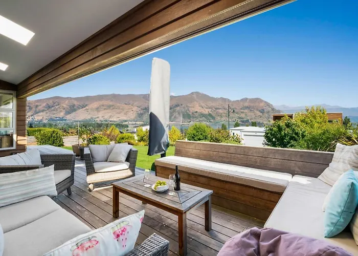 Lake Vista Retreat - Wanaka Holiday Home