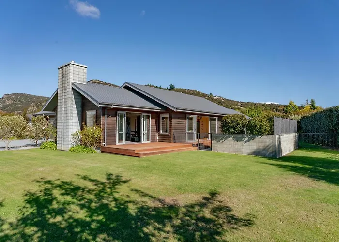 Cedar Sanctuary - Albert Town Holiday Home
