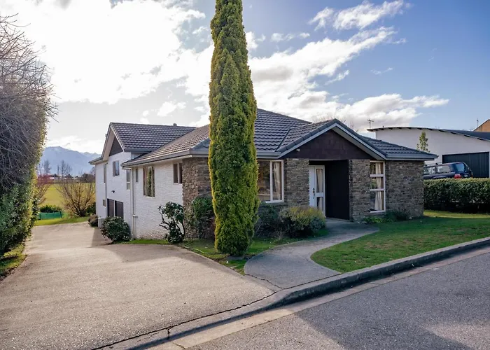 Scaife Place Lodge - Wanaka Holiday Home