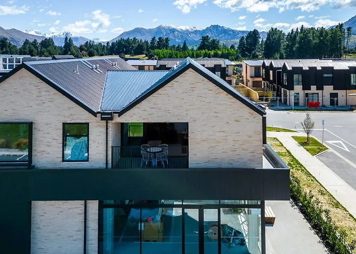 Majestic Mountain-View Retreat