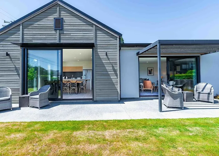 Serenity Haven: Retreat With Panoramic Views