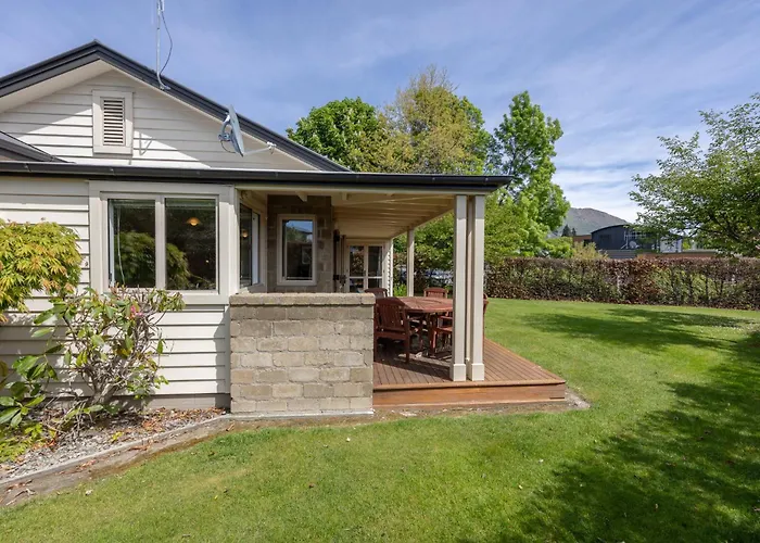 Meadowstone Villa | Cosy With Gas Fireplace & Bbq
