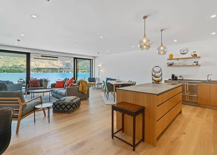 Luxury Lake View Apartment