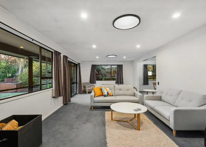 Lake Stroll Charm - Wanaka Holiday Home