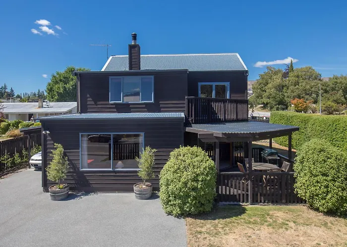 Central Wanaka Retreat | Close To The Lake!