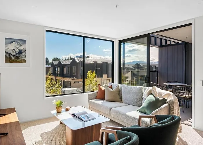 Wanaka Modern Apartment With Balcony Views Sleeps 4