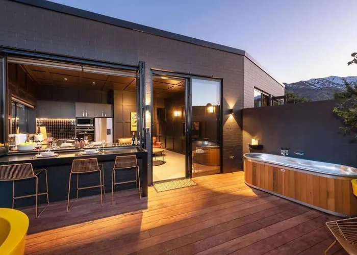 Yellow Pots Apartment B, Luxurious Outdoor Bath