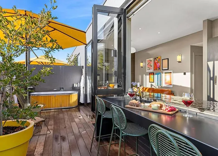 Yellow Pots Apartment C, Luxurious Outdoor Bath