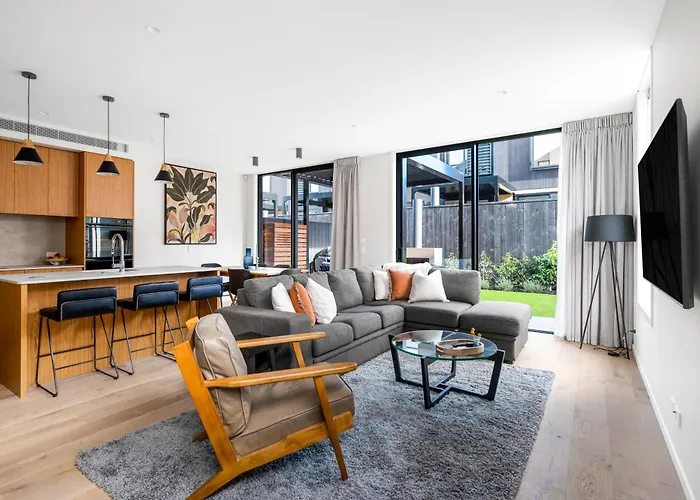 Wanaka Modern Townhouse With Outdoor Fireplace Sleeps 8