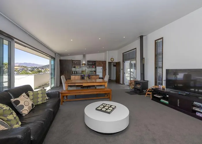 Wanaka Bach With Mountain Views