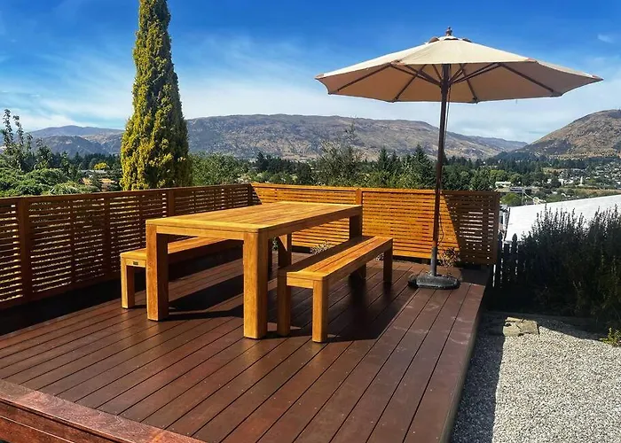 Wanaka Close To Town With Large Outdoor Living Space Sleeps 9