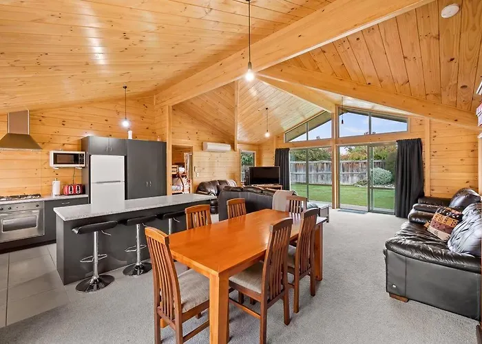 Family Stays Very Private Close To Park With A Games Room Sleeps 10
