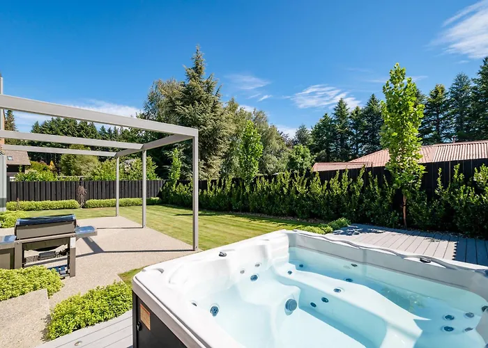Eely Escape | Hot Tub + Outdoor Entertaining