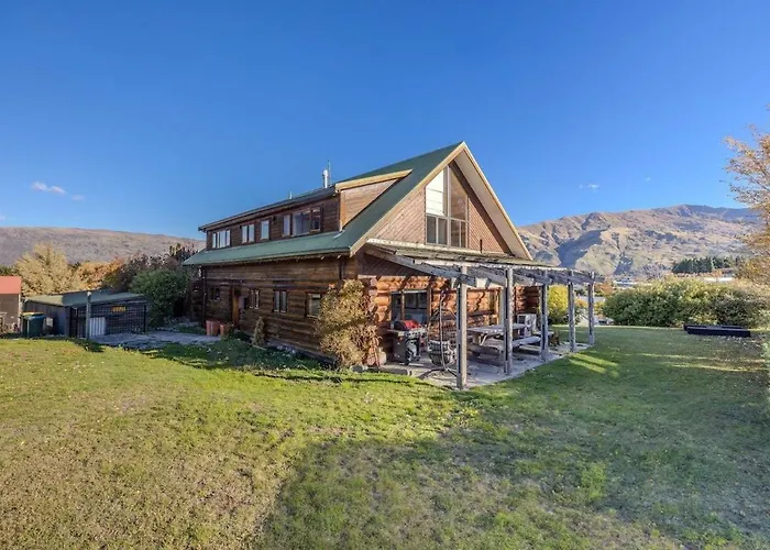Large Ski Club Style Lodge, Views, Walk To Town