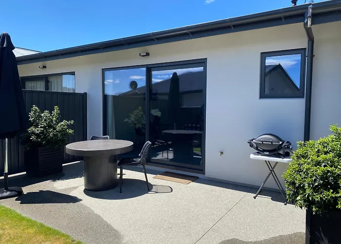 Modern Apartment - Walking Distance To Lake And Town