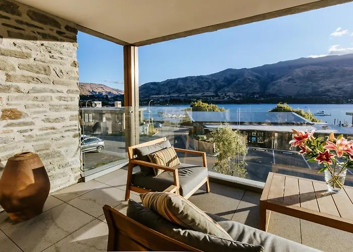 Lakeside Central 3 Bdrm Luxury!