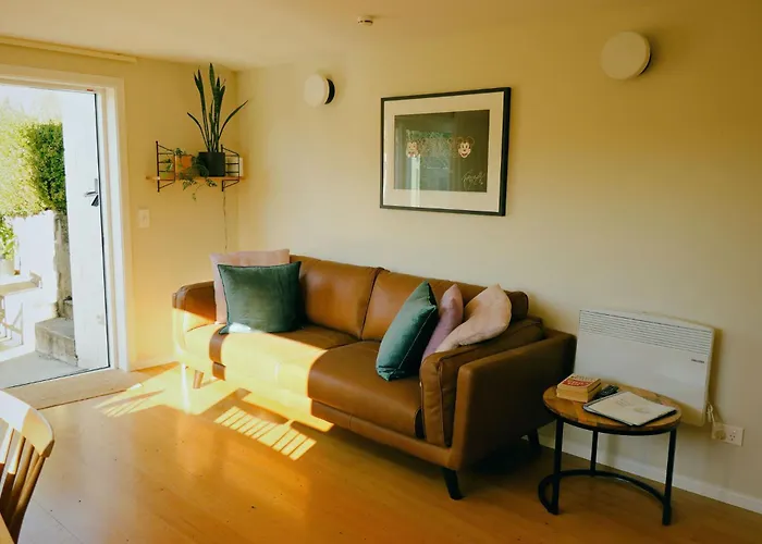 Kowhai Apartment - Private Opposite Golf Course Central Wanaka