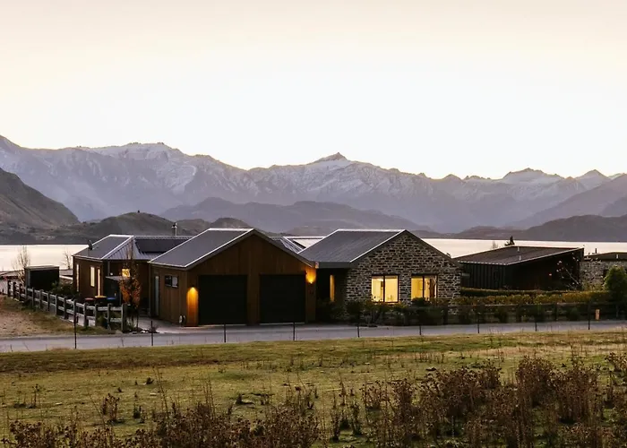 Te Moana - Lake Views - Sleeps 7 - Wanaka