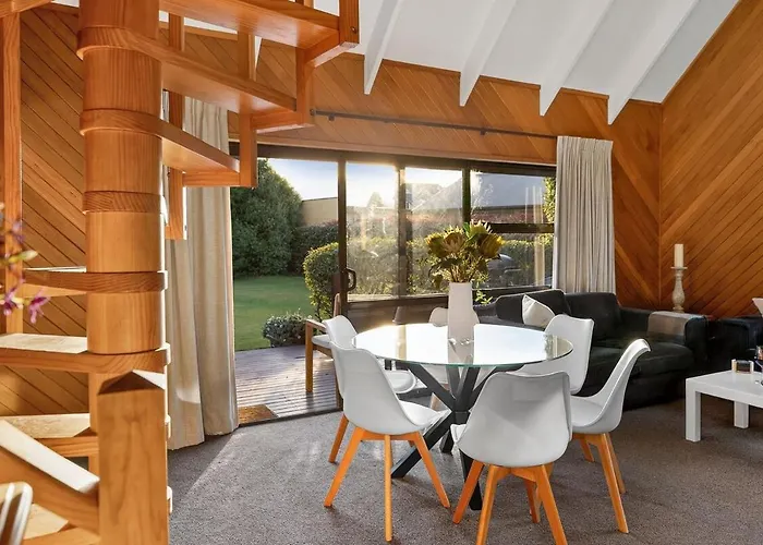 Relaxing Retreat On Kowhai