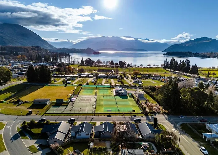 Panoramic Mountain Views Walk To Lake & Town 3Br Family Home Near Ski Fields
