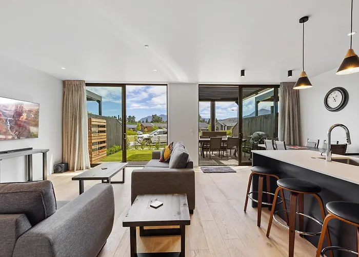 Luxurious Townhouse Just Minutes From Lake Wanaka