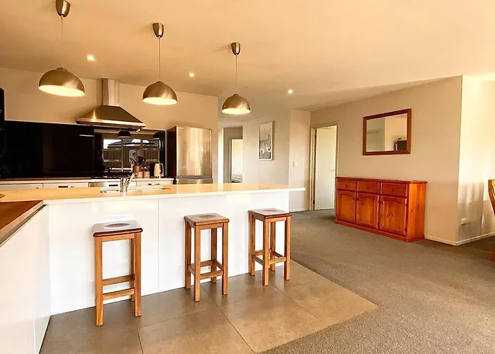 West Meadows Escape, Lake & Slopes Minutes Away