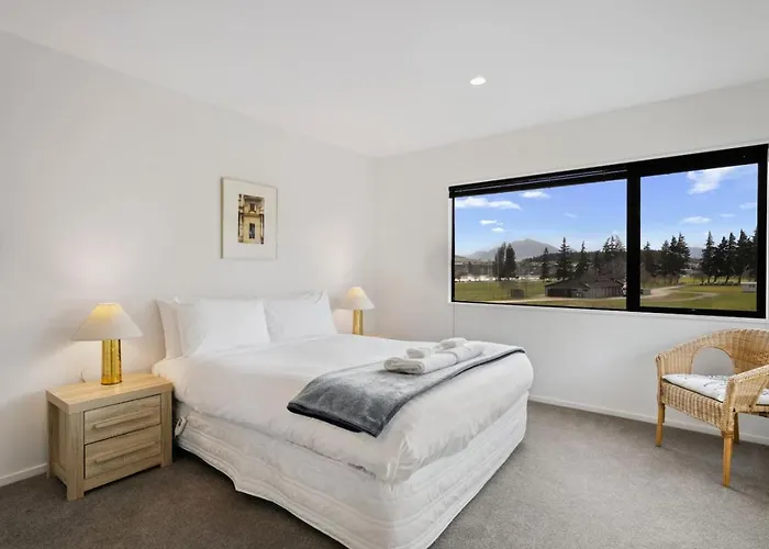 Lakeview Lane | Views, Walk To Town Centre!