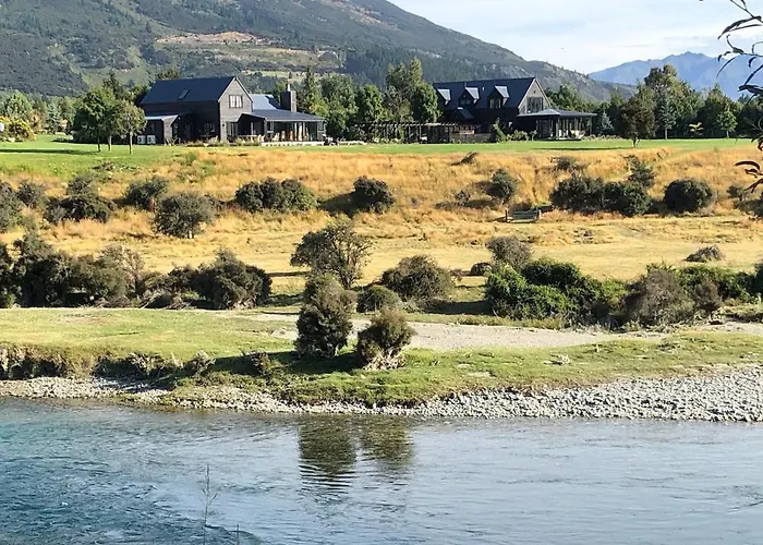 Te Awa Lodge Riverside Retreat