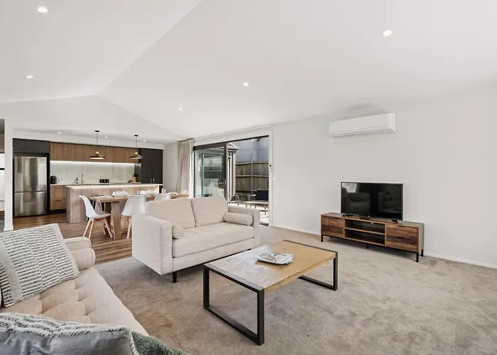 Escape On Merivale | Quiet, Family Friendly, Parking!