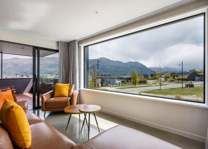 Modern Wanaka Home With Mountain Views And Lake Outlook