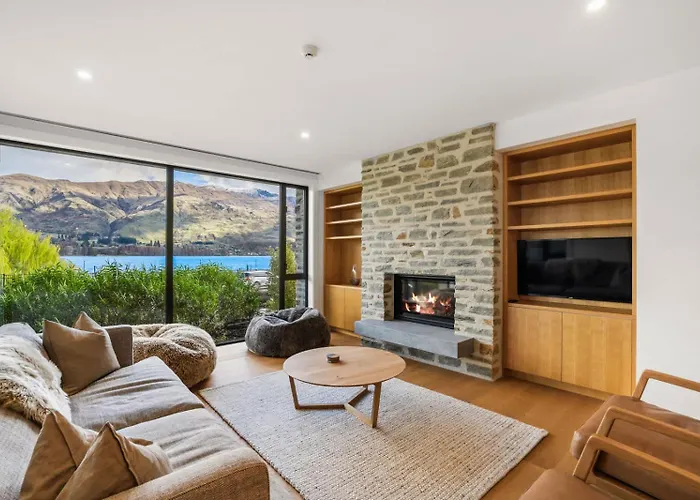 Lakefront Luxury 2 Bedroom Apartment