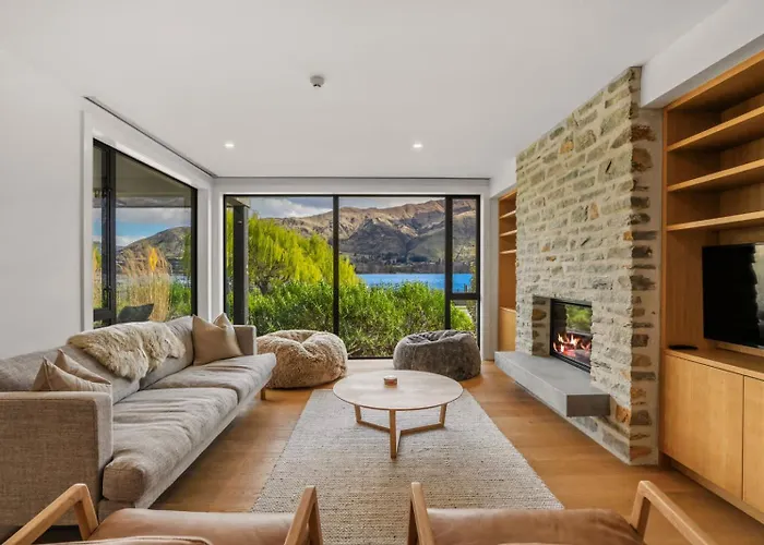 Lakefront Luxury 3 Bedroom Apartment