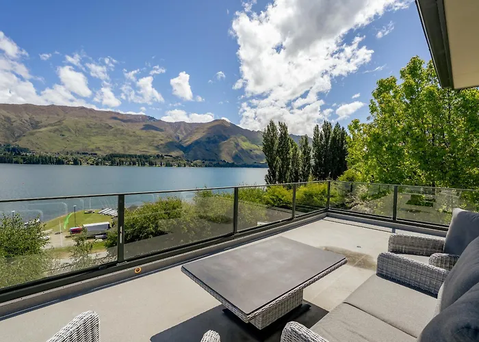 Lakeside Serenity - Wanaka Holiday Home