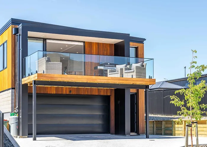 Stylish Panoramic Mountain And Lake Views