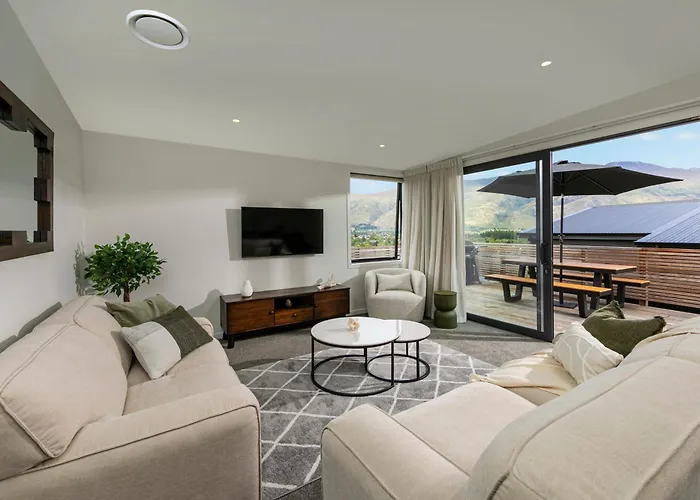 Modern Wanaka Home With Lake & Mountain Views
