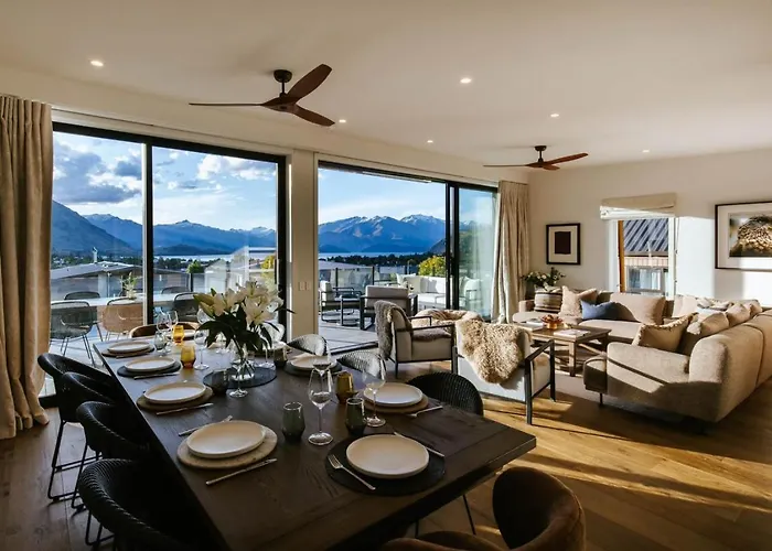 Korari House - Lake Views - Close To Town Centre - Sleeps 10