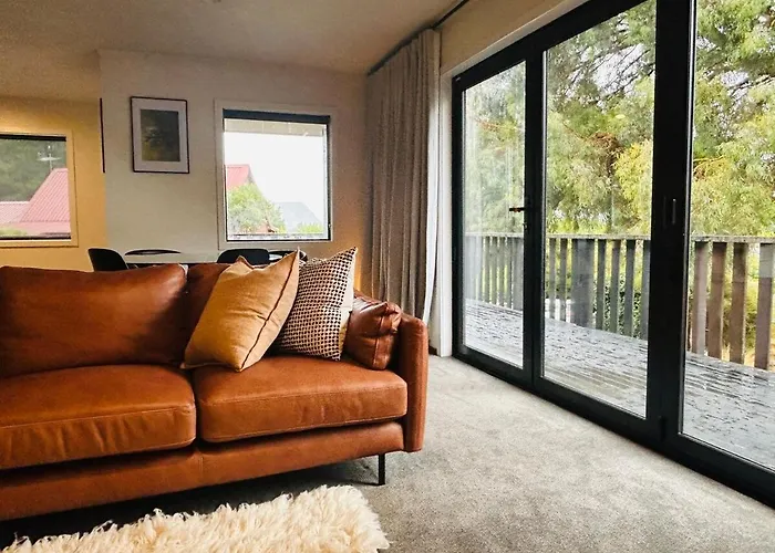 The Roar - Wanaka Black Timber House