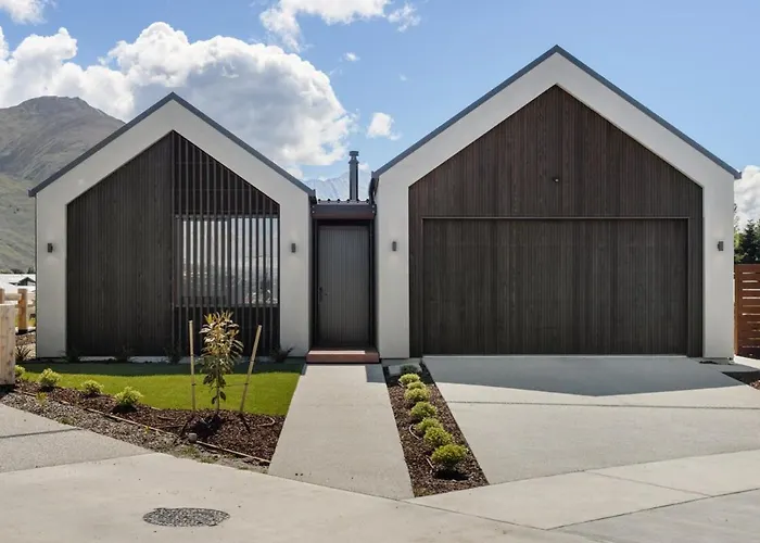 Modern Wanaka Escape With Panoramic Mt Roy Views