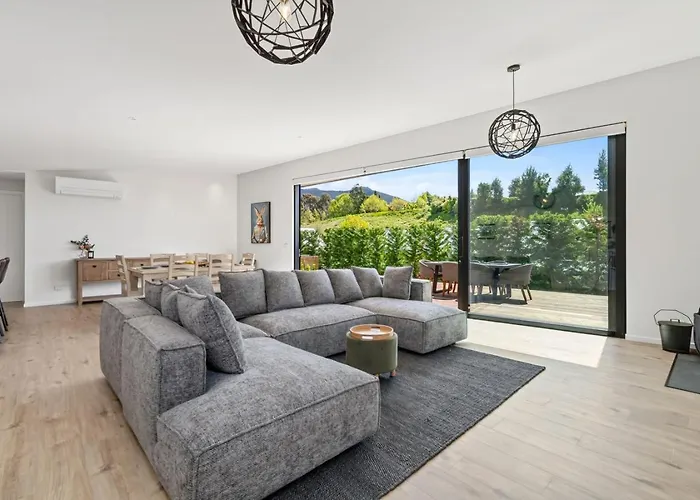 Modern Family Retreat, Pizza Oven, Bbq, Sleeps 6
