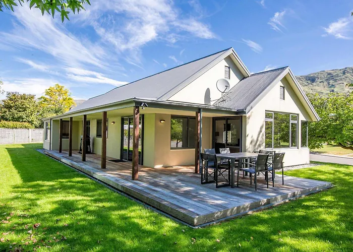 Modern Little Oak Retreat