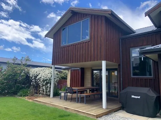 Alpine Retreat On Upton - Warm & Modern 2 Brm - 2 Bth - 5 Mins Walk To Lake & Town