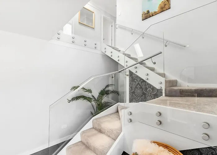 Wanaka Tree Retreat - Luxury Living Steps From The Iconic Lakefront