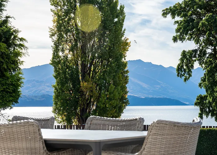 Lakeside Lodge
