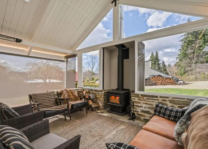 Walnut Cottage - Sleeps 6, Walk To Lake
