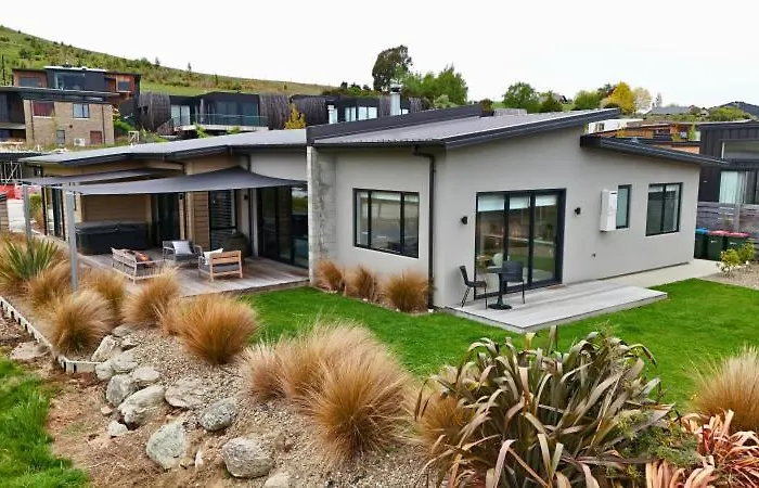 Stunning Lake Wanaka Retreat