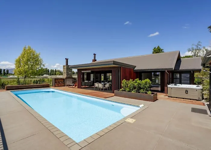The Wanaka Luxe Pool House - Sleeps 10